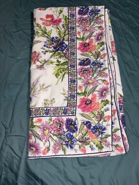 Like new Vintage April Cornell cotton Russian chintz floral Tablecloth 61x111